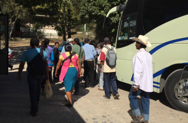 Los padres de familia de los 43 estudiantes desaparecidos y normalistas salieron de Tixtla rumbo a Iguala para protestar en las instalaciones del 28 B