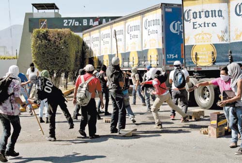  Los activistas interceptaron un tráiler de cerveza, el cual lanzaron contra la sede militar.