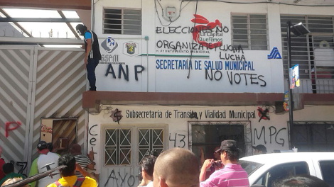 Con el rostro cubierto, los maestros realizaron pintas en el lugar