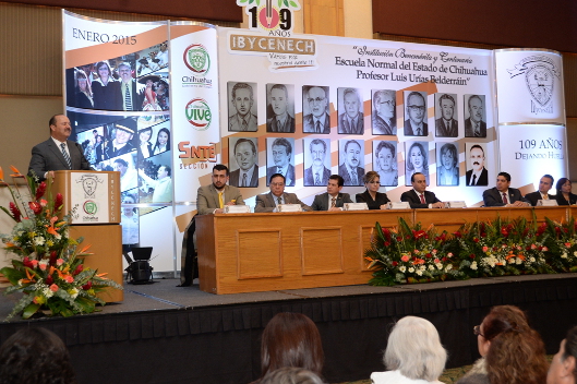 Duarte reconoció a los normalistas de Chihuahua.