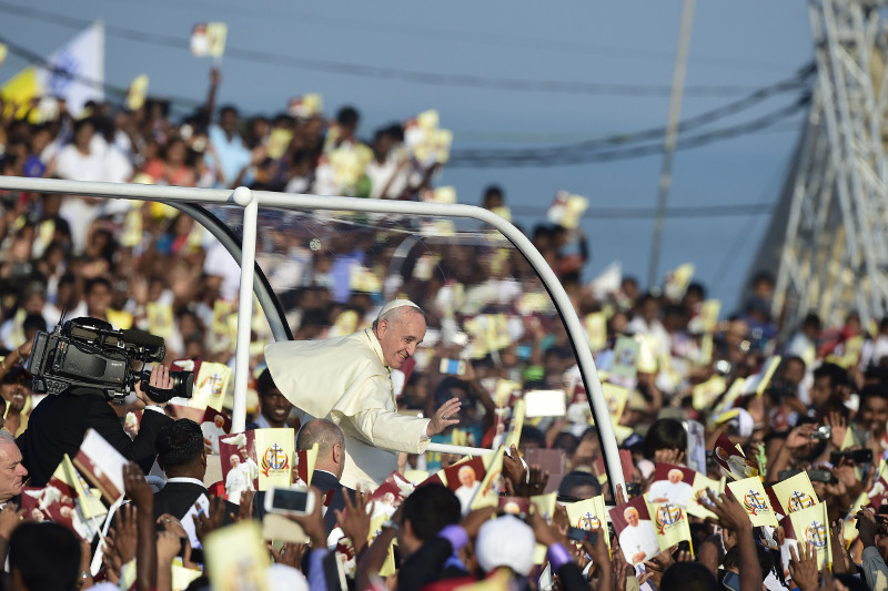 Francisco saluda a la gente antes de celebrar una misa en Colombo.