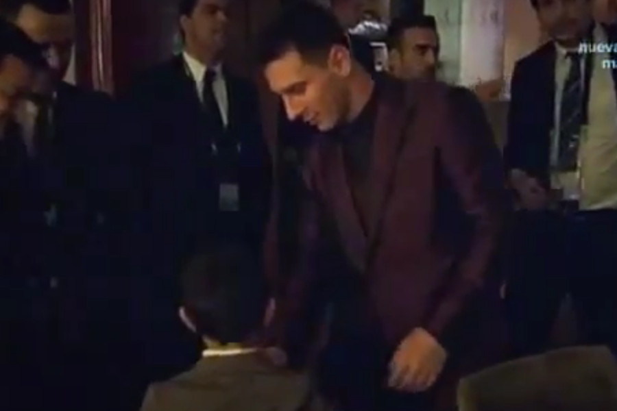 El hijo de Cristiano Ronaldo conoció a Messi en la entrega del Balón de Oro.