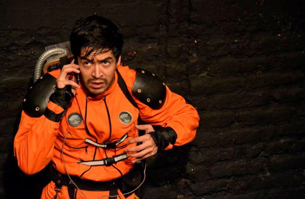 Inició la temporada de la obra DHL en el foro El Bicho, escrita y protagonizada por el joven dramaturgo Luis Eduardo Yee.