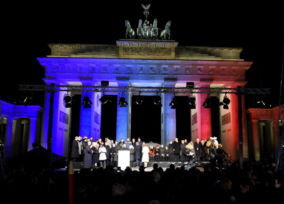 La Puerta de Brandeburgo iluminada con los colores de la bandera francesa