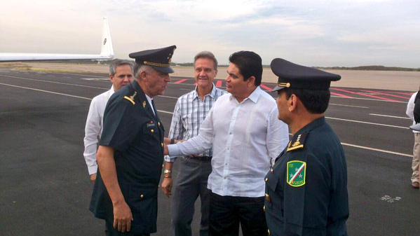 El gobernador de Sinaloa, Mario López Valdez, recibió al secretario de la Defensa, Salvador Cienfuegos, en el aeropuerto.