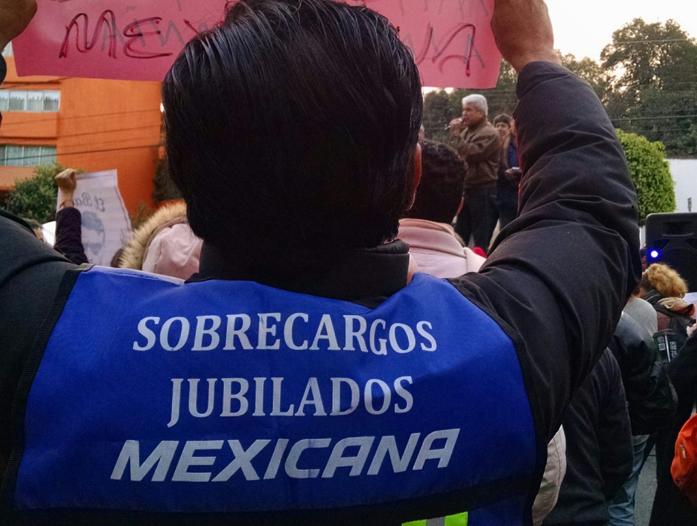 Los ex trabajadores protestan en la casa de Felipe Calderón 