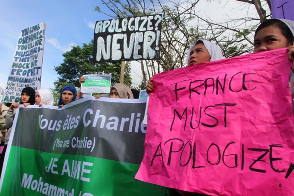 Los manifestantes llevaban pancartas en las que se leía "Tú eres Charlie" en contraposición al "Yo soy Charlie"