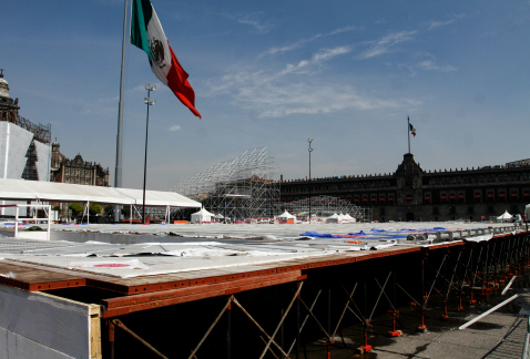 La pista de hielo que funcionó el fin de año y los primeros días de 2015 en el Zócalo quedó prácticamente desmontada.