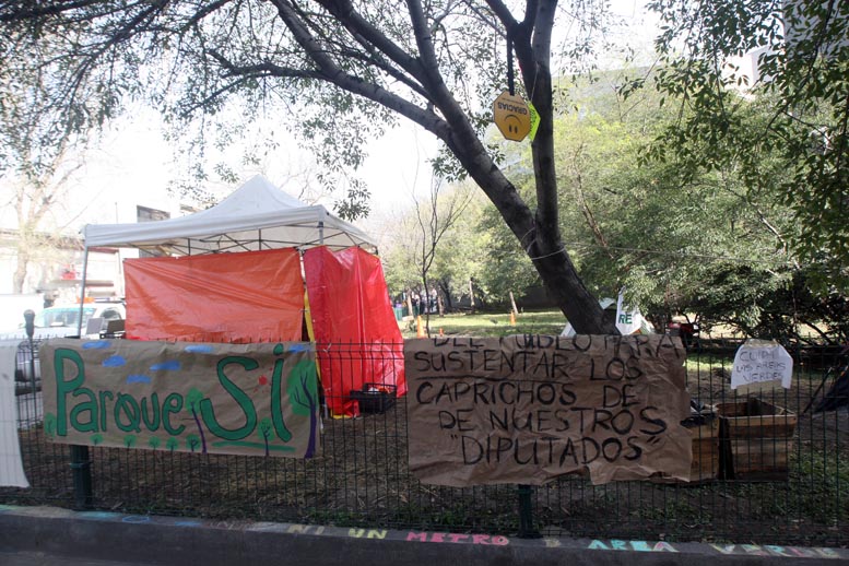 Los activistas quieren que los diputados conversen con ellos en el lugar donde pusieron un campamento.
