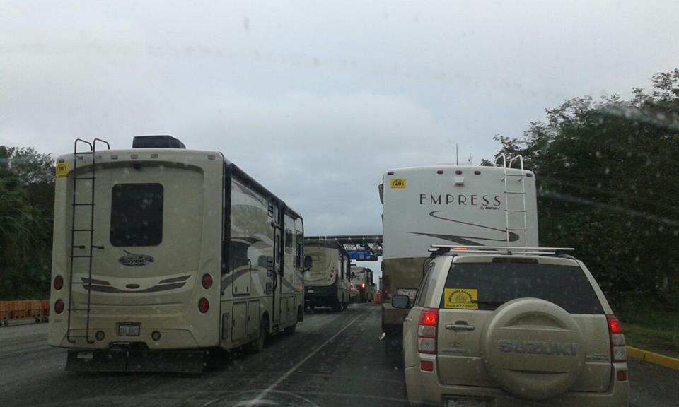 Caravana de automoviles en la Tampico-Mante