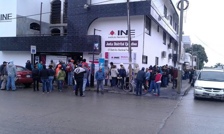 En Madero tambièn se registraron filas de màs de 1 cuadra de largo.