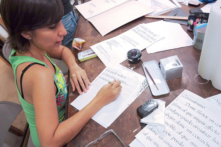 Se enseña a retomar la movilidad de la mano realizando los trazos propios de cada tipografía.