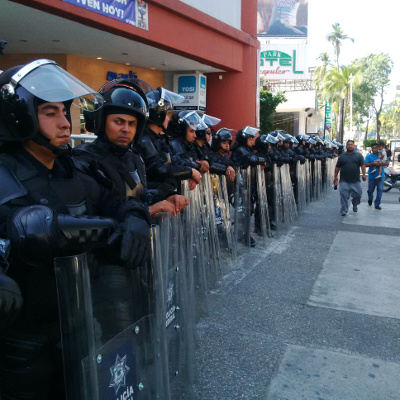 Fuerzas antimotines a las afueras de un módulo del INE.