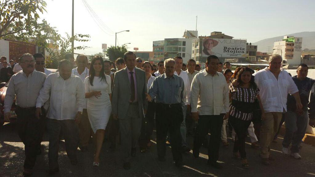 El gobernador decidió caminar para entregar su informe en el Congreso.