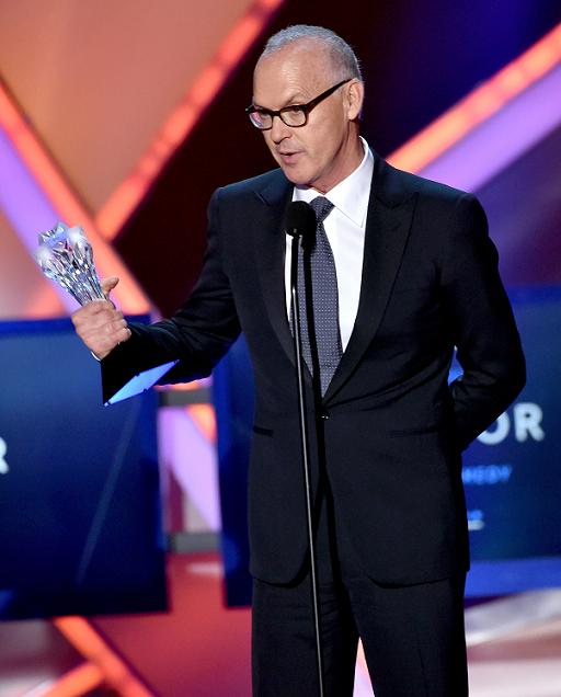 Michael Keaton con su premio. 