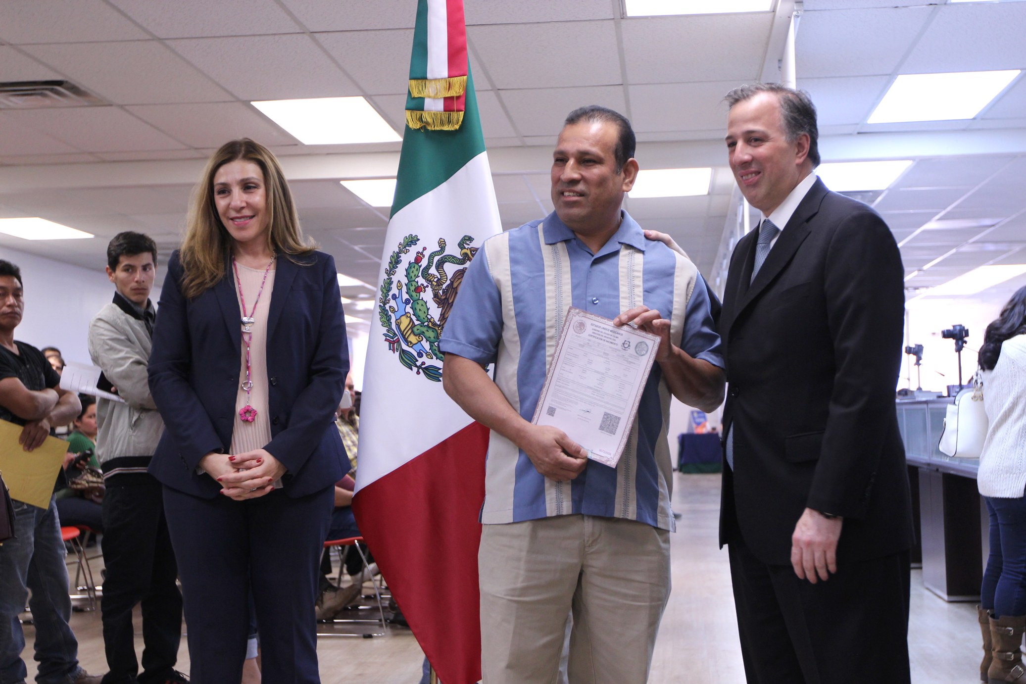 El titular de la SRE, José Antonio Meade, estuvo presente durante la expedición de las primeras actas en el consulado de Santa Ana, California.