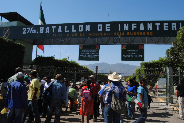 El 12 de enero, mormalistas de Ayotzinapa, padres de familia de los 42 desaparecidos y profesores de la CETEG protestaron en la entrada del 27 batalló