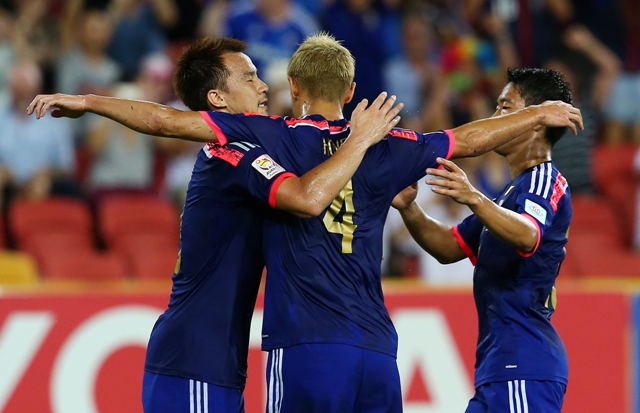 Keizuke Honda celebra el gol con sus compañeros