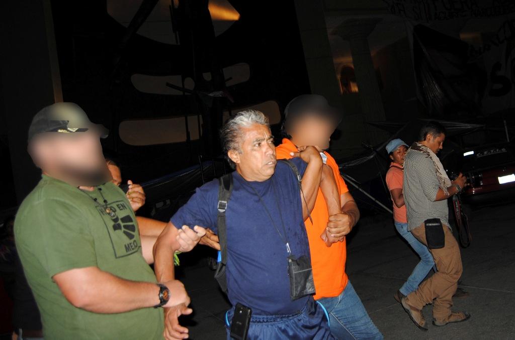 Maestros de la CETEG retuvieron a un agente de Gobernación en el plantón que mantienen en el Zócalo de Chilpancingo.
