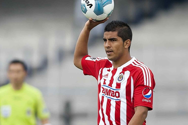 Hoy por la mañana, Rafael Ortega, jefe de los servicios médicos de Chivas, operó a Miguel Ponce en el menisco externo de la rodilla derecha