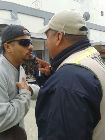 La situación subió de tono cuando agente de Tránsito le profirió palabras altisonantes al invidente.