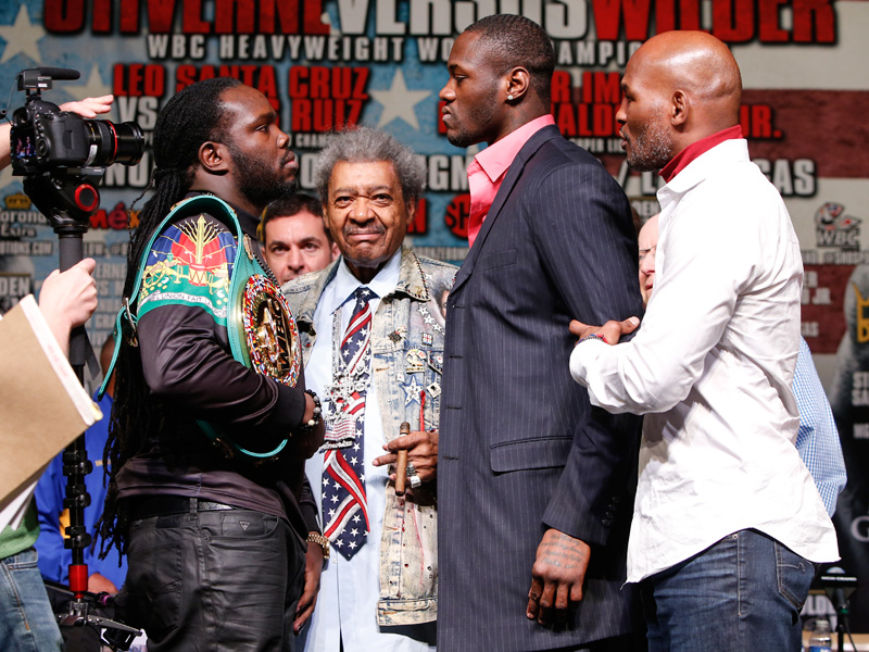 El campeón Bermane Stiverne (i) y Deontay Wilder (d); Don King al centro