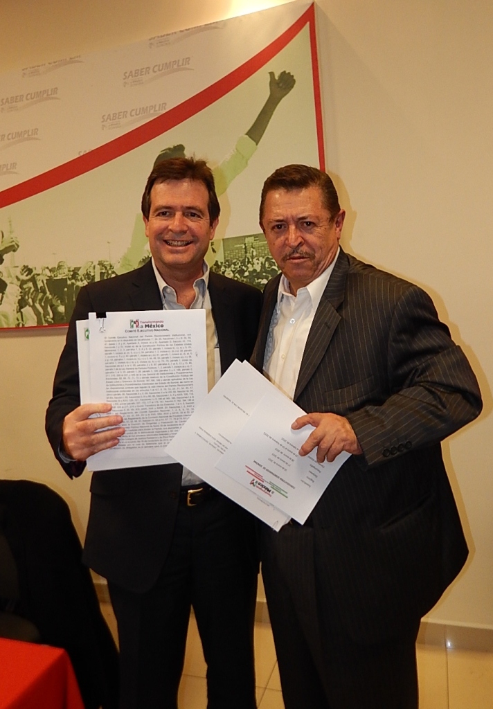 Funcionarios del PRI muestran la convocatoria para elegir candidato para el gobierno de Sonora.