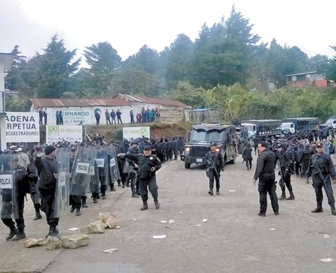 El operativo policiaco para retirar los árboles con los que había sido bloqueada la carretera a Jitotol. 