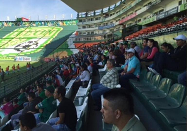Personas que asistieron al partido para ver a Luis Montes