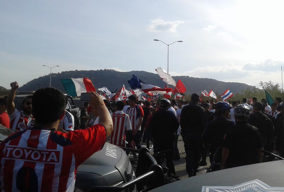 Aficionados a su llegada al estadio Omnilife. 