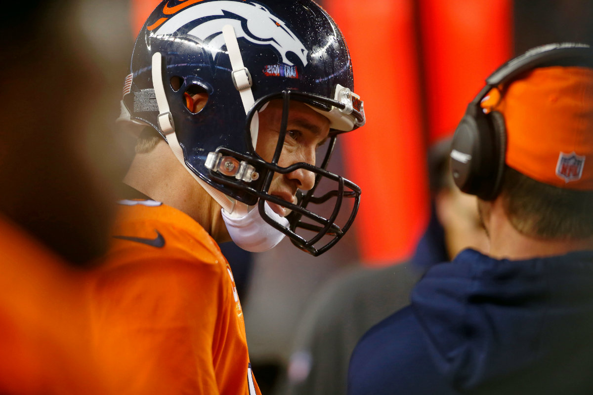 Peyton Manning hablando con el coordinador ofensivo Jack Del Rio 