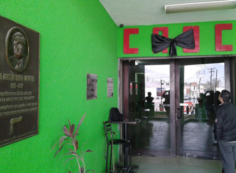 La central obrera colocó un moño negro en su entrada.