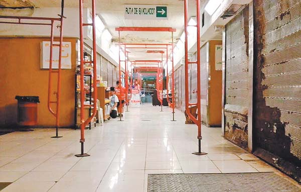 De los más de 300 locales que posee la plaza, sólo se ven abiertos alrededor de 30.