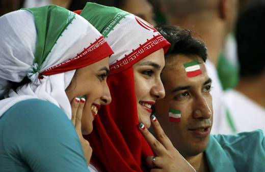 Irán sancionará a futbolistas que se hagan 'selfies' con aficionadas