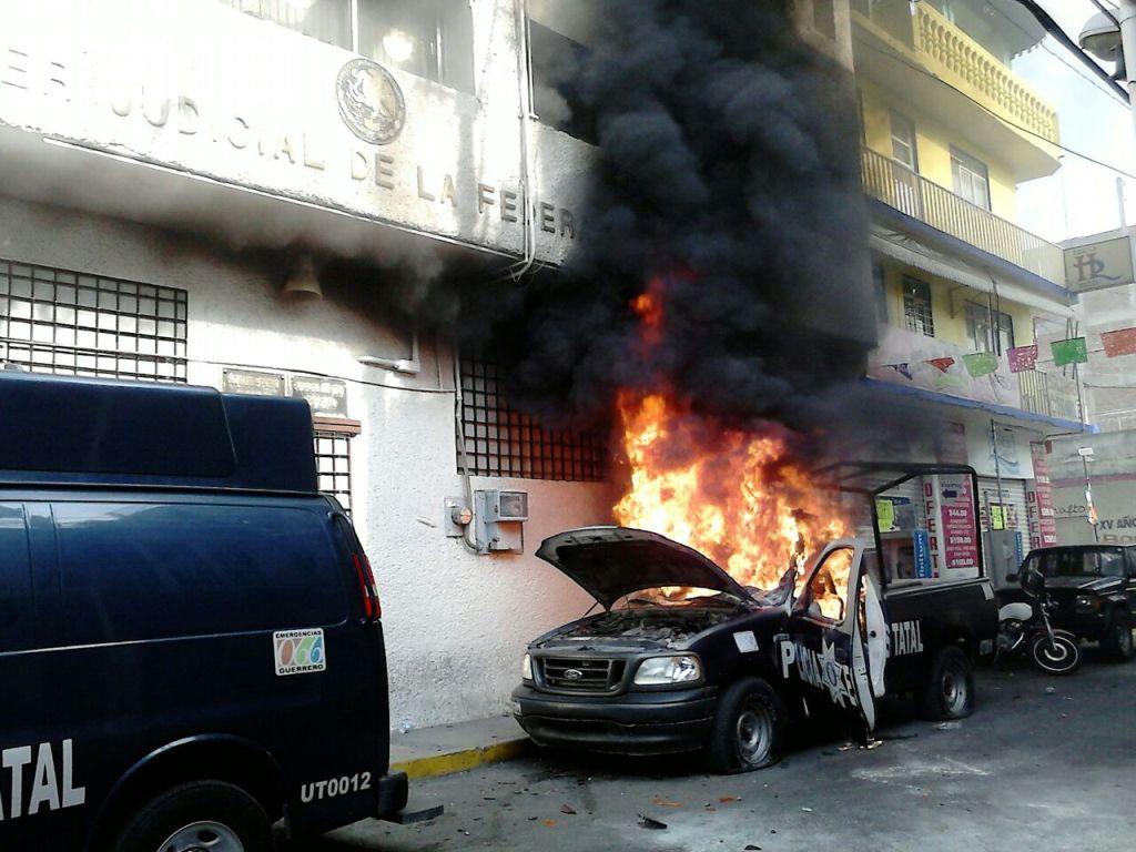 Los padres de los normalistas quemaron la unidad de la policía. 