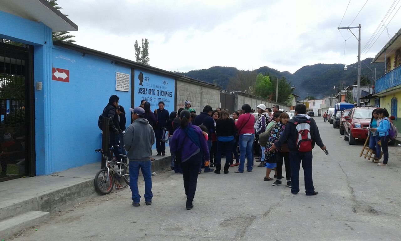 Los padres de familia mostraron su preocupación ante esta nueva cláusula de la escuela. 
