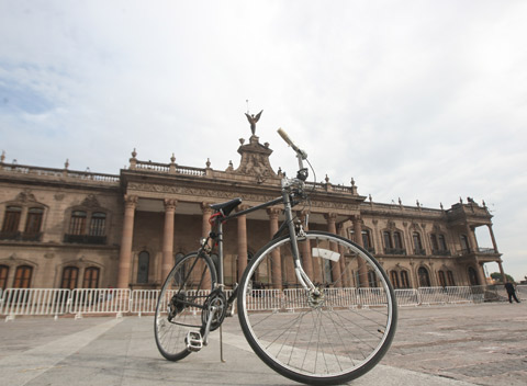 Protesta pueblo bicicletero en Palacio de Gobierno.