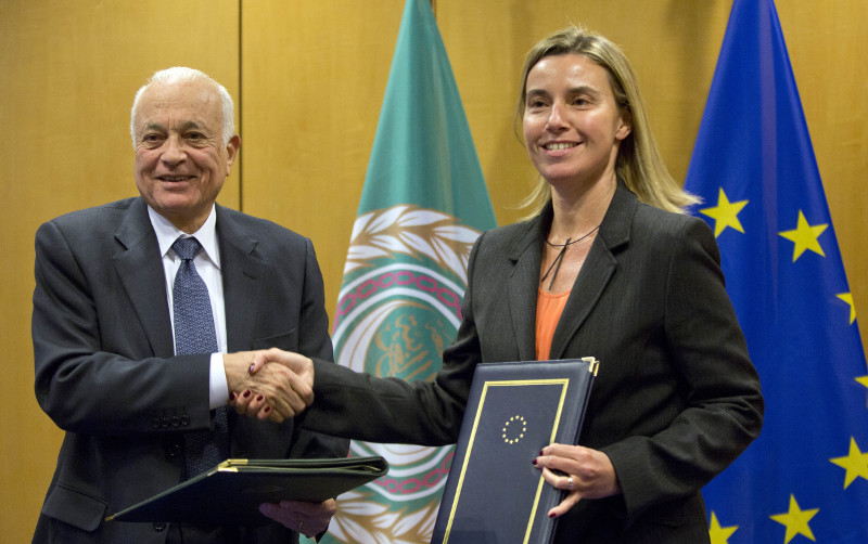 Secretario General de la Liga Árabe, Nabil Al-Araby, estrecha la mano de Federica Mogherini, de la UE.
