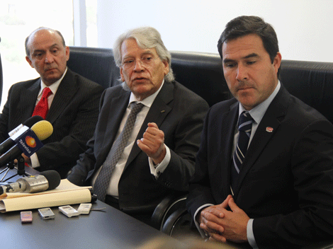 Arturo Moyeda Treviño, presidente de la CMIC Nuevo León (centro).
