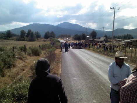 Bloquean habitantes de Sevina la carretera en demanda de la presencia de autoridades para evitar que continúe el corte de árboles de manera ilegal.