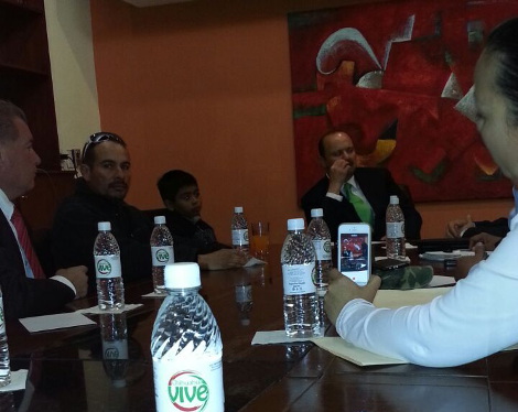 El gobernador durante la reunión con las familias. 