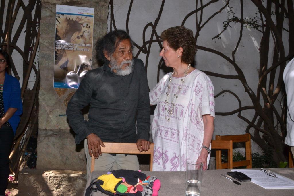 Francisco Toledo y María Cristina García durante la ceremonia de donación. 