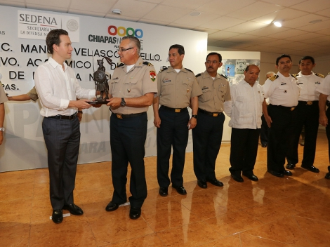 El gobernador de Chiapas, Manuel Velasco en la entrega de reconocimientos tras la impartición de la maestría en Administración Militar para la Segurid