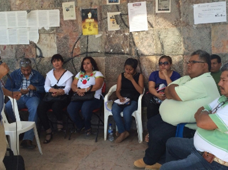 Integrantes del Movimiento Popular Guerrerense llevaron a los funcionarios del INE a la plaza central deTlapa de Comonfort donde aún permanecen.