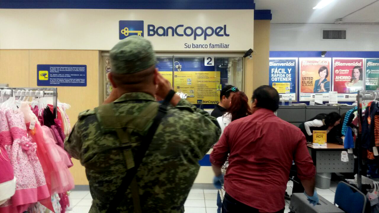 El ladrón apuntó al cajero para que le diera los 12 mil pesos de la caja. 