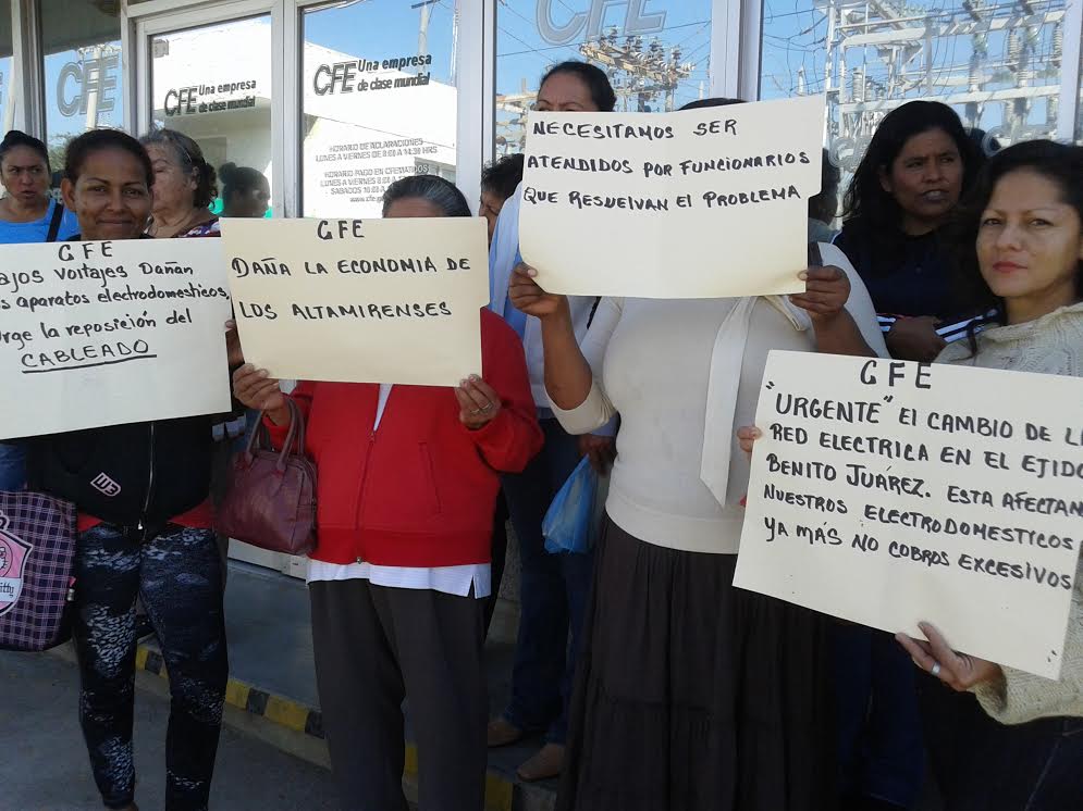 Manifestantes en la CFE de Altamira.