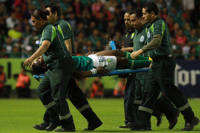 Marcos Caicedo al momento de salir lesionado
