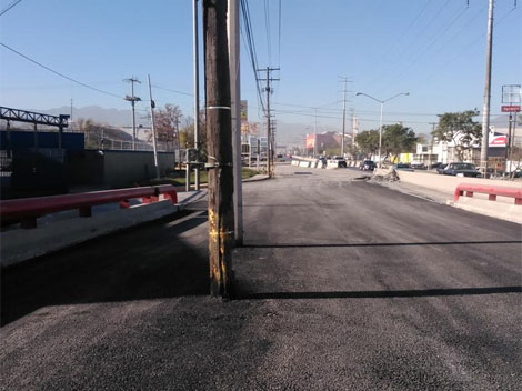 Aunque el puente no ha sido habilitado, la CFE dijo desconocer si se retirarán los postes. 