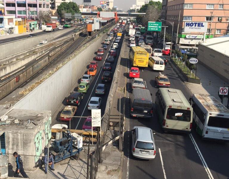 El caos vial es intenso en esta zona de la ciudad 