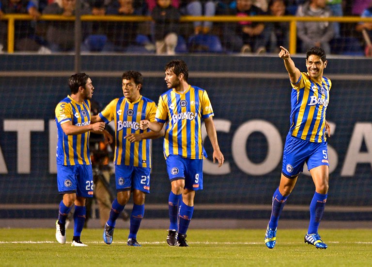 Los jugadores de Atlético San Luis festejan la anotación